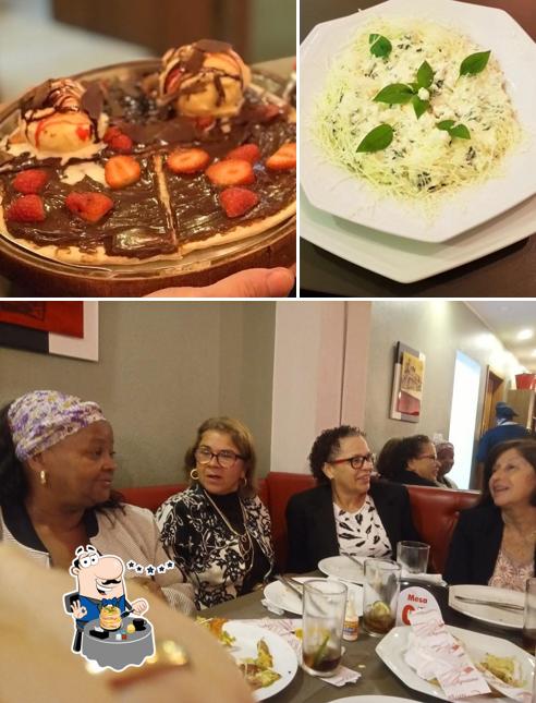 Confira a foto mostrando comida e mesa de jantar no Pomodoro Ristorante