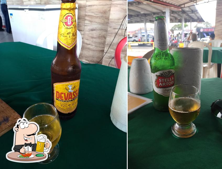 Desfute uma tulipa de cerveja leve ou escura