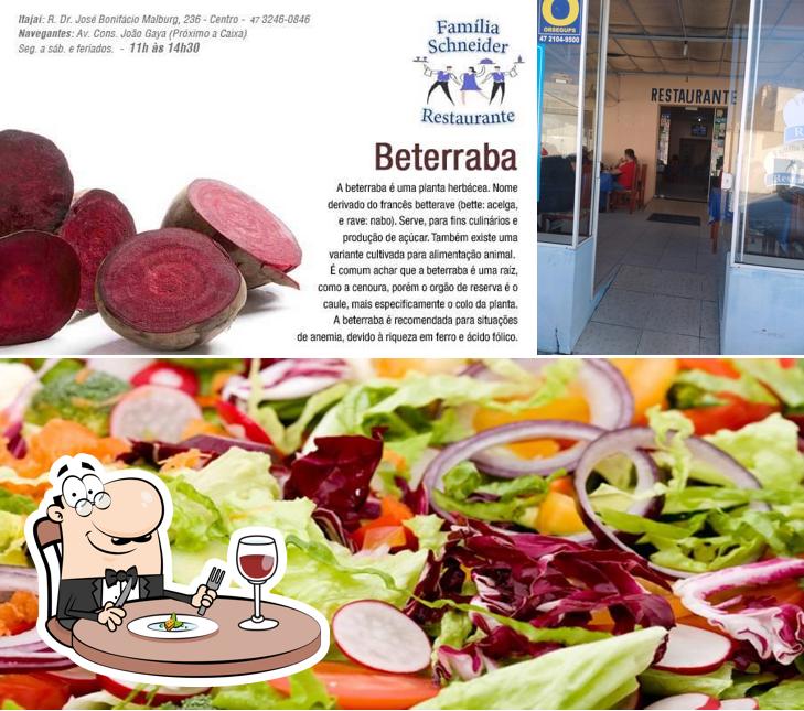Esta é a ilustração mostrando comida e interior no Restaurante Família Schneider