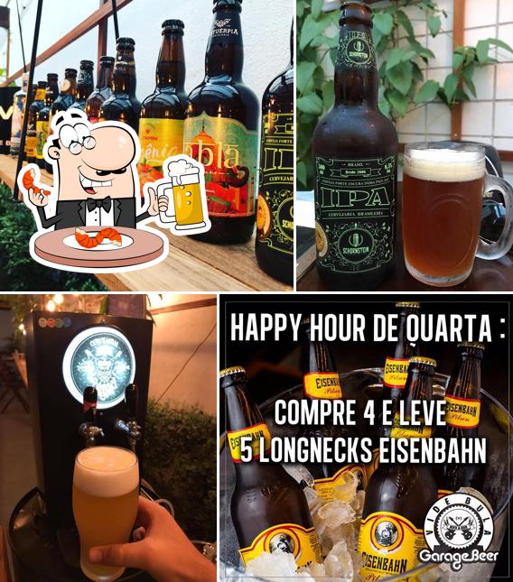 Desfute um copo de cerveja leve ou escura