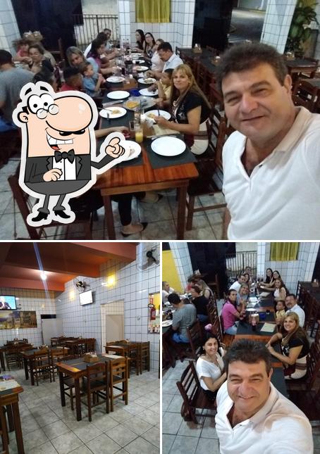 Veja imagens do interior do Na Lenha Pizzaria e Esfiharia