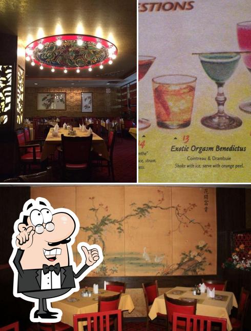 Voici l’image indiquant la intérieur et de l'alcool sur East Place Chinese Restaurant