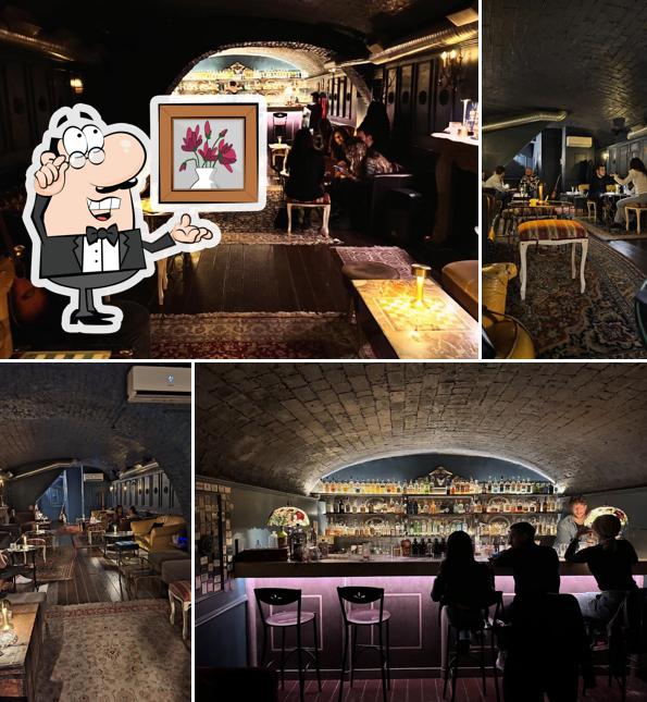 Dai un'occhiata agli interni di The Barber Shop Speakeasy