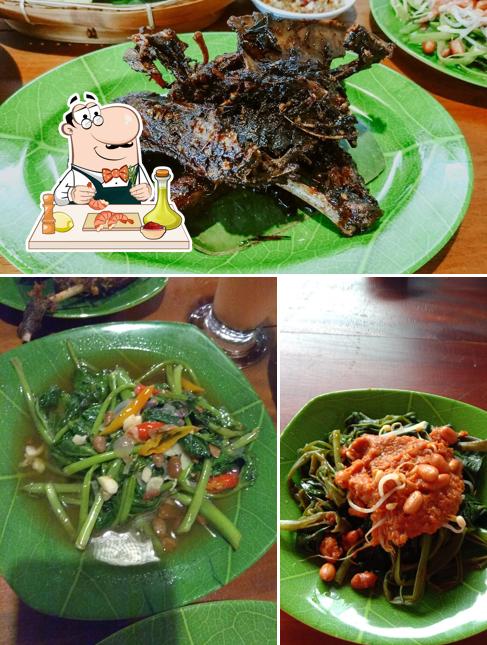 Order seafood at Bebek Palagan