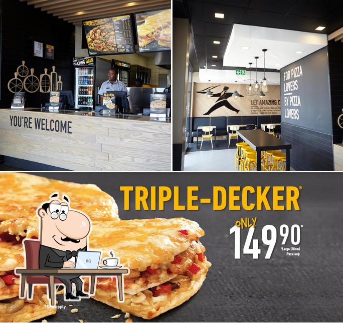 Parmi les diverses choses de la intérieur et la nourriture, une personne peut trouver sur Debonairs Pizza