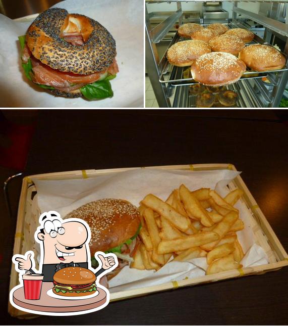 Prenez un hamburger à Street Food Café