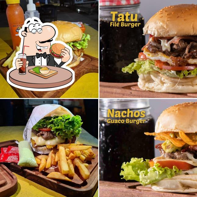 Experimente um dos hambúrgueres servidos no Tatu Burger