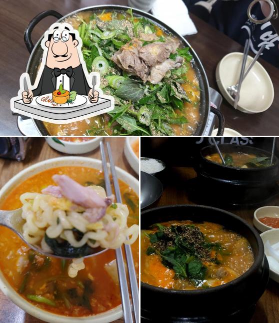 Meals at Jongno 3ga potato soup (gamja-tang)