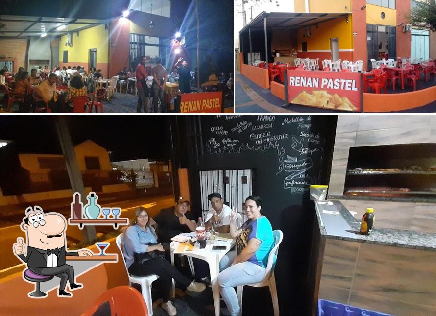Sente em uma das mesas no Renan Pastéis E Espetinhos