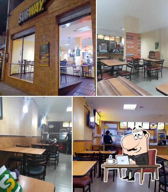 Sente em uma das mesas no Subway