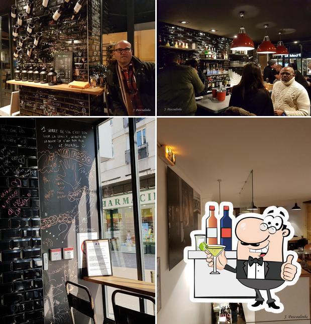 La photo de la comptoir de bar et intérieur concernant Riche Terre