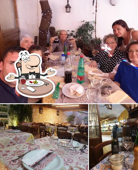 La immagine della tavolo da pranzo e interni di Ristorante Al Rifugio