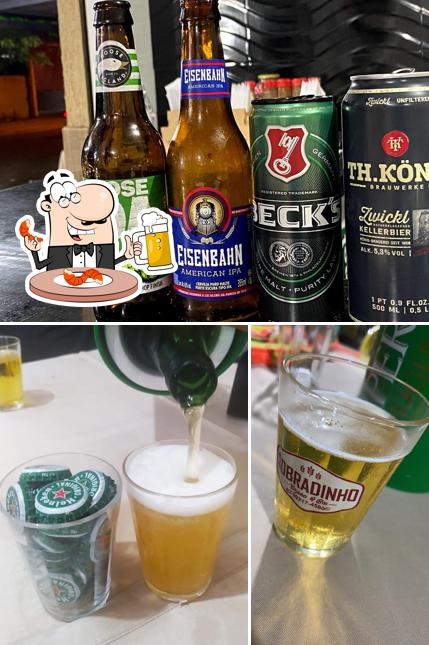 Desfute um copo de cerveja leve ou escura