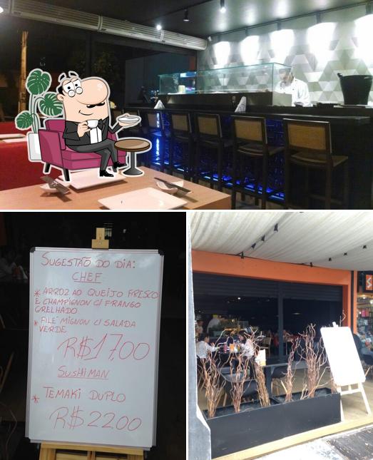 Sente em uma das mesas no Restaurante Gourmet Savassi