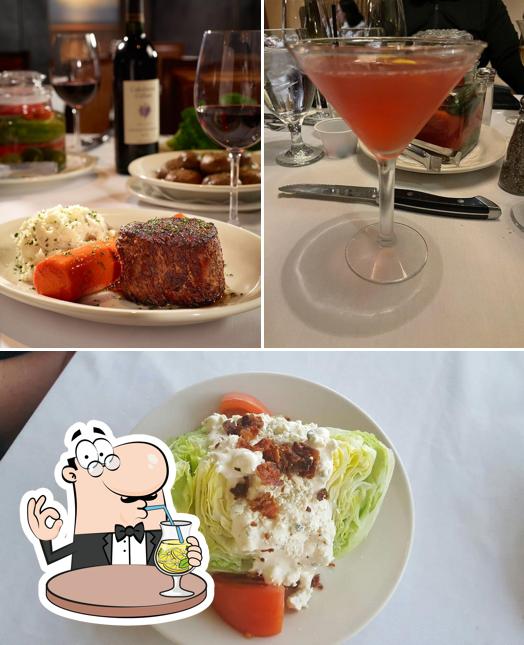 Посмотрите на этот снимок, где видны напитки и еда в Bob's Steak & Chop House - Omni Tucson National Resort