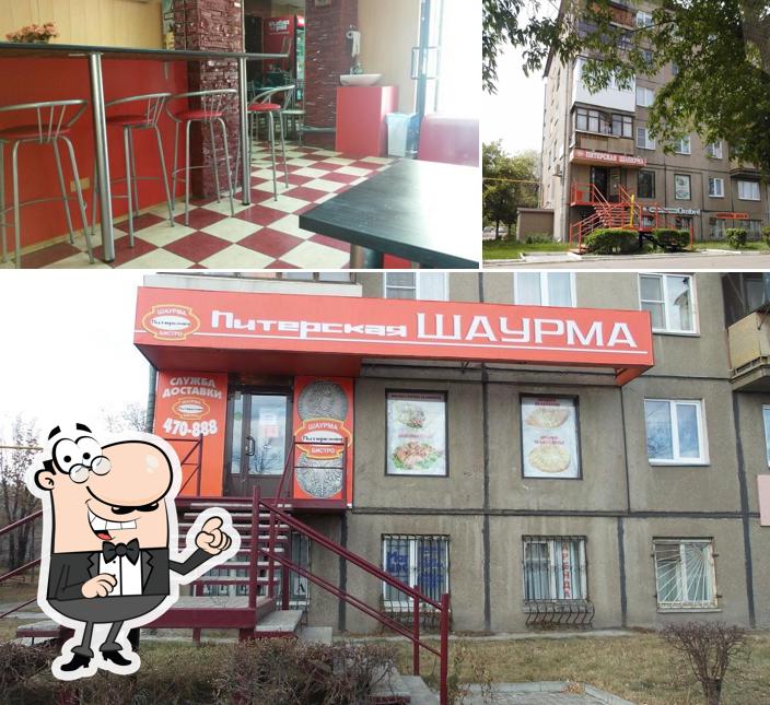 Parmi les différentes choses de la extérieur et la nourriture, une personne peut trouver sur St. Petersburg's Shawarma