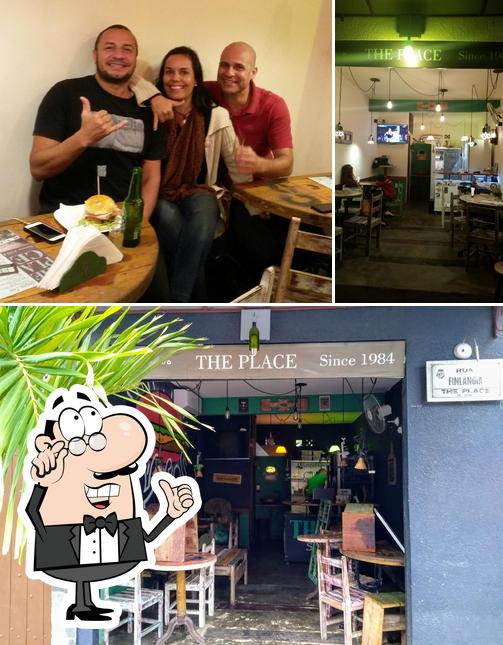 O interior do The Place Lanches & Bar