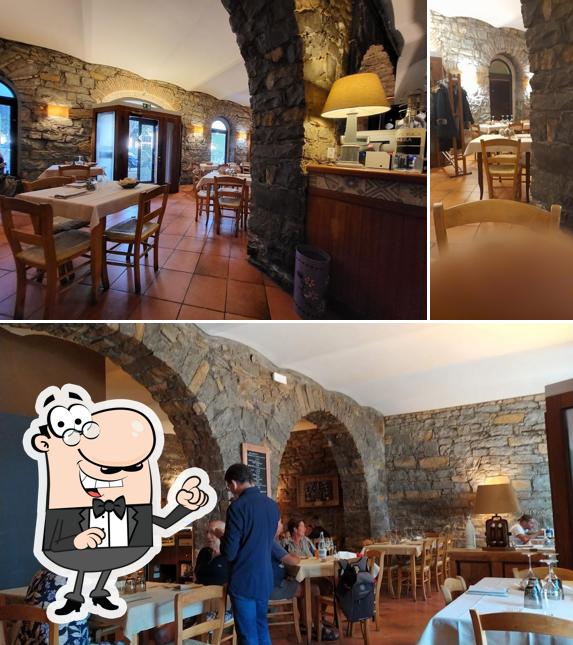 Dai un'occhiata agli interni di Trattoria al Sub