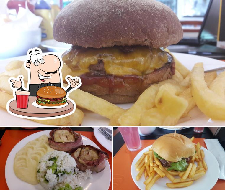 Delicie-se com um hambúrguer no Metrópole RestoBar