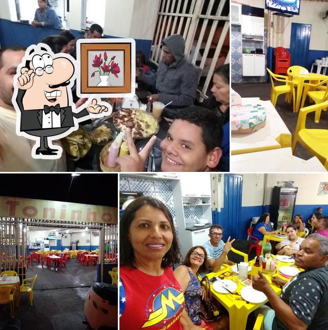 Sente em uma das mesas no Toninho Lanches e Pizzas