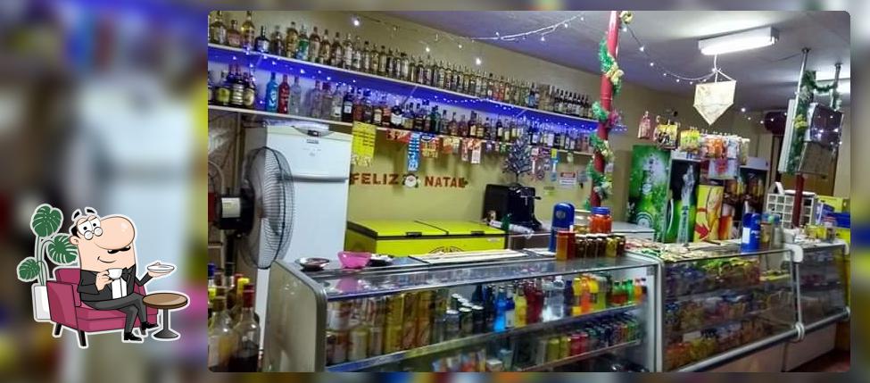 Sente em uma das mesas no Bar