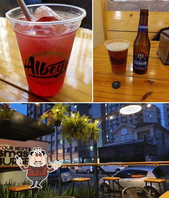 Entre diversos coisas, comida e interior podem ser encontrados no Albey´s Smash Burger