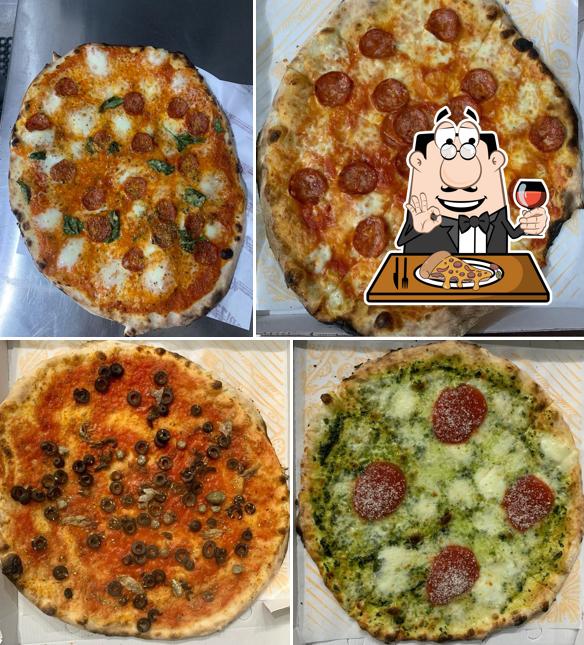 Pick pizza at Pizzeria Penna Bianca D'asporto e Domicilio