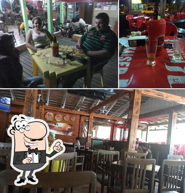Sente em uma das mesas no Lanchonete Casa Velha