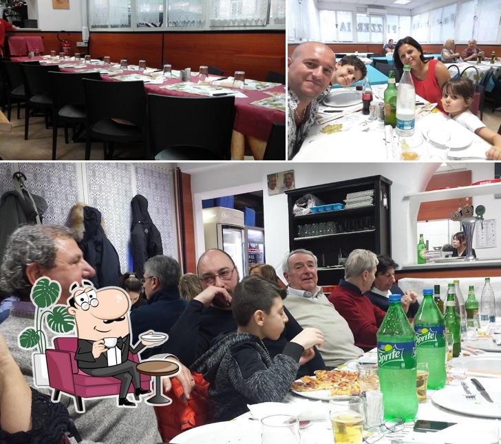 La foto di interni e tavolo da pranzo da Pizzeria Il Giropizza ex Il Glicine