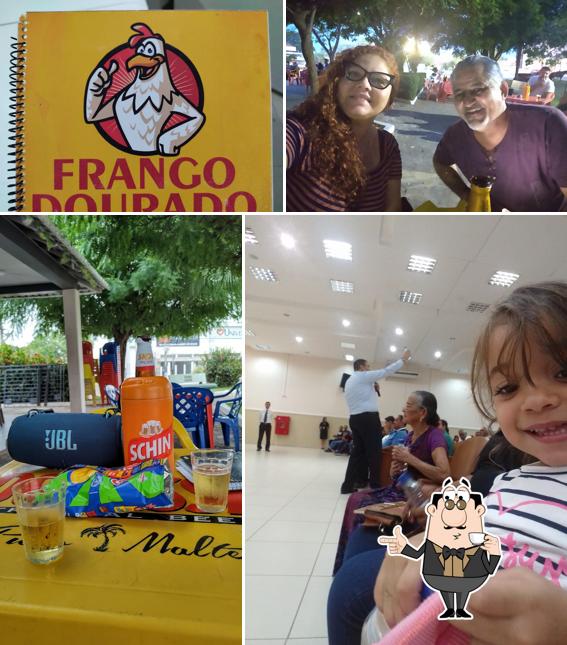 Desfrute de uma bebida no Frango Dourado