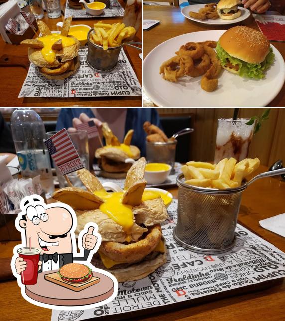 Delicie-se com um hambúrguer no Restaurante Detroit Steakhouse