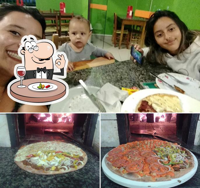 A imagem da comida e interior a Ponto da Pizza