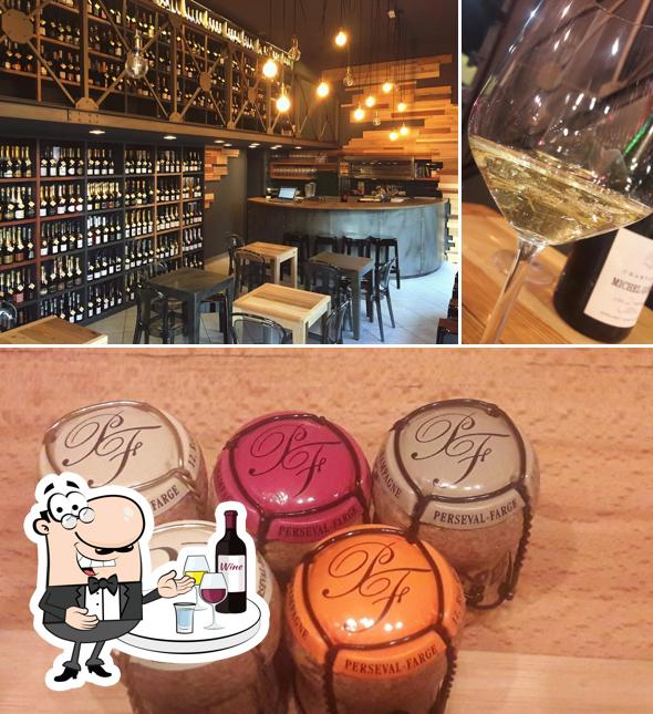 Millésime1990 offre un'ampia selezione di cocktail e drink alcolici