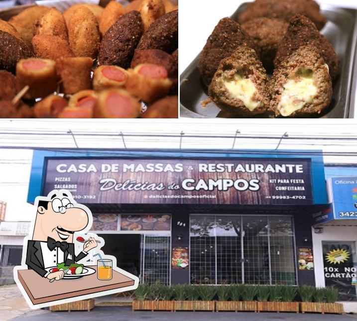 Dê uma olhada a foto mostrando comida e interior no Casa de Massas e Restaurante Delicias do Campos