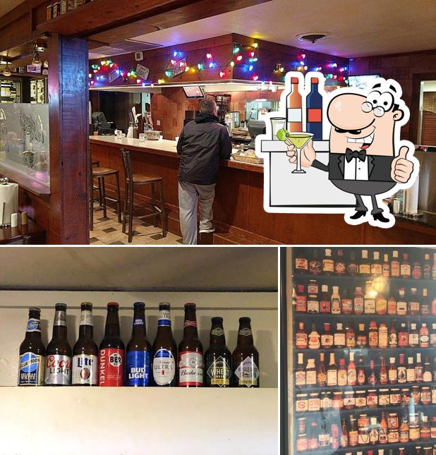 Observa las fotos que muestran barra de bar y cerveza en Johnny's BBQ