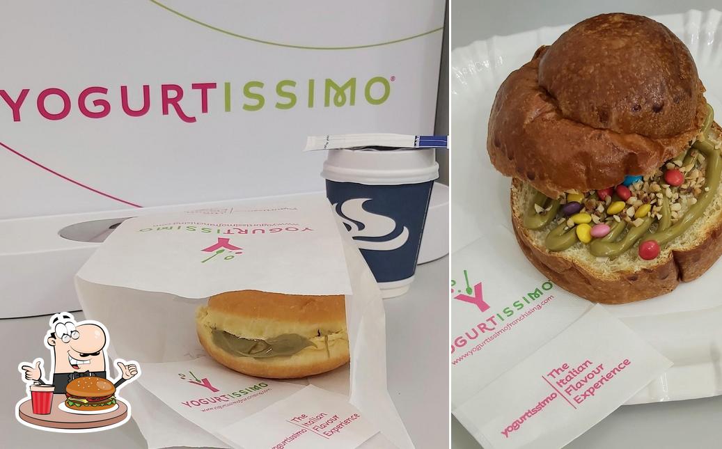 Bestellt einen Burger bei Yogurtissimo