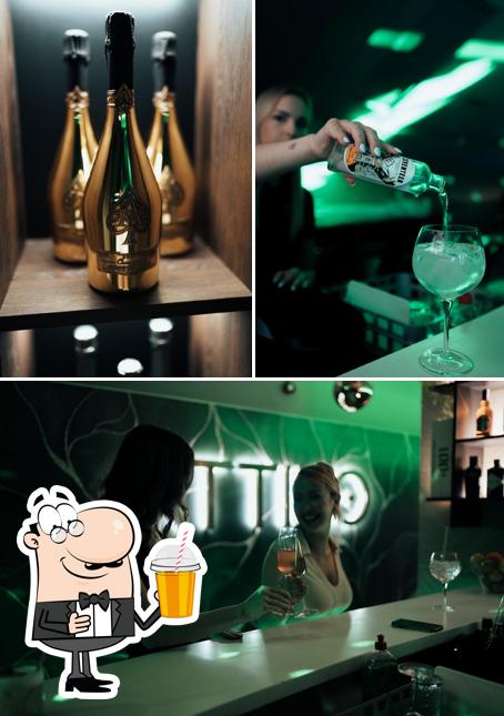 Goditi un drink a Attiko Night Bar