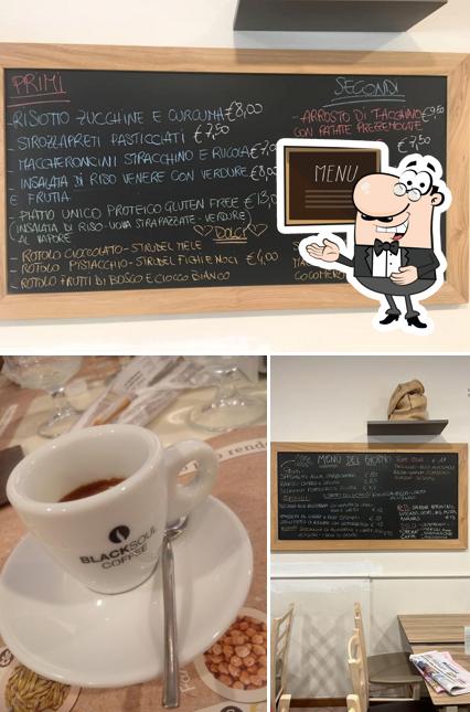 Dai un’occhiata alla foto che mostra la lavagna e bevanda di Replay Cafè Gluten Free Bistrot