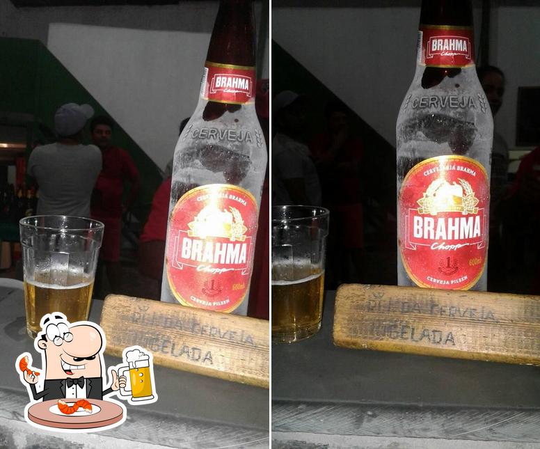 Desfute um copo de cerveja leve ou escura