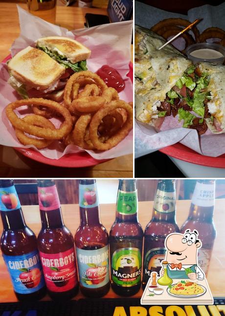 Это фотография, где изображены еда и пиво в Pinky’s Bar and Grill