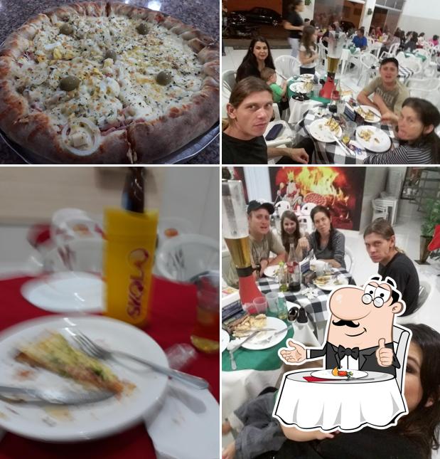 Esta é a imagem mostrando mesa de jantar e comida no Pizzaria imperio