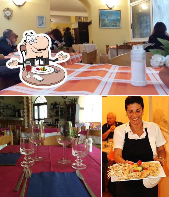 Tra le diverse cose da Trattoria Agnese Genova si possono trovare la tavolo da pranzo e interni