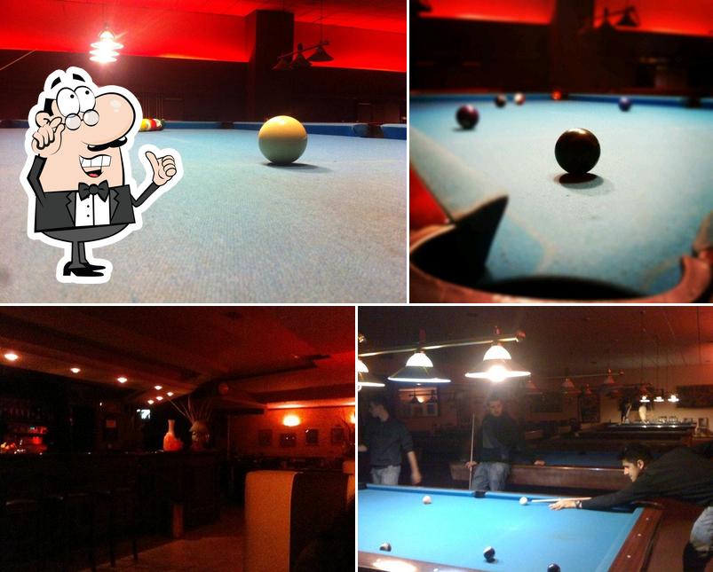 Gli interni di Harry's Billiard Club