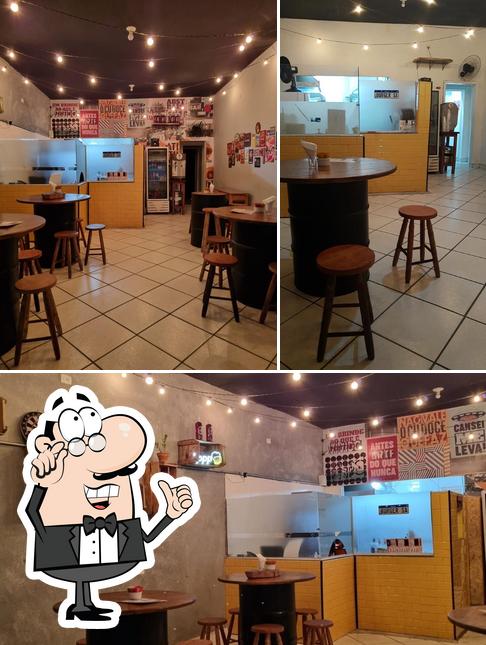 O interior do F.D.P burger e chopp