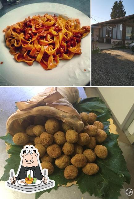Agriturismo La Cascina si caratterizza per la cibo e esterno