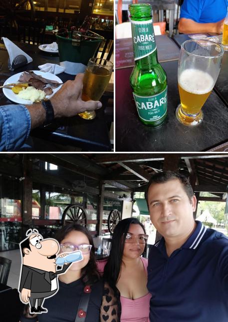 Entre diferentes coisas, bebida e balcão de bar podem ser encontrados no Churrascaria Bosque Grill