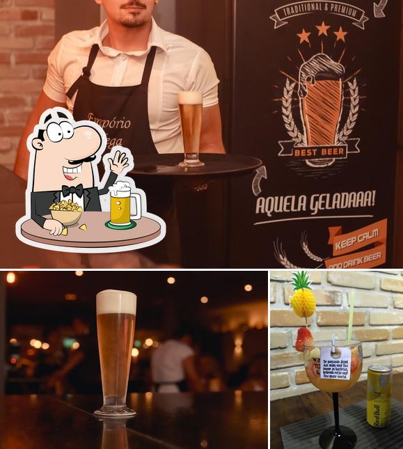 Desfute um copo de cerveja leve ou escura