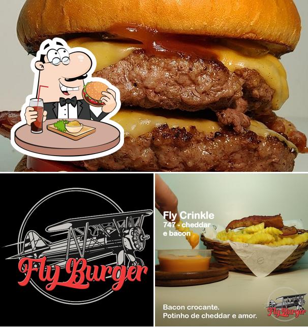 Experimente um dos hambúrgueres oferecidos no FlyBurger - Hamburgueria Artesanal