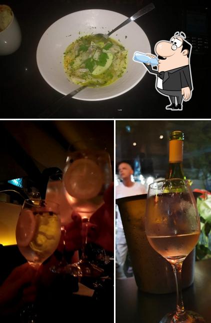 A imagem da bebida e comida no Rex Restaurante