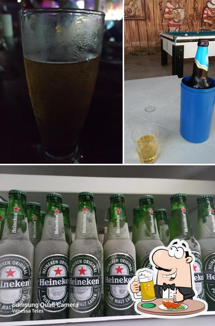 Desfute um copo de cerveja leve ou escura